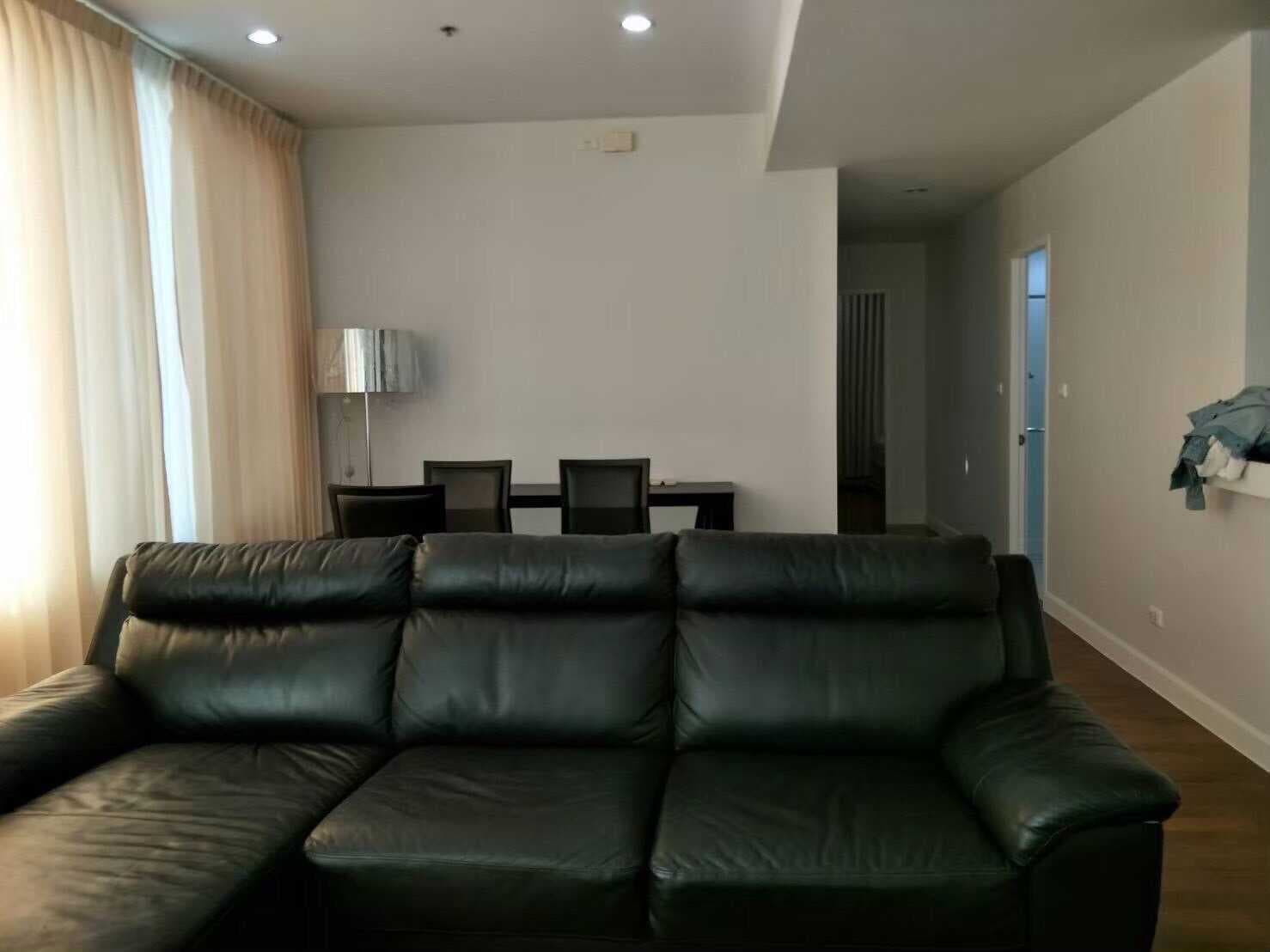 12734 – 1104_living_room.jpg