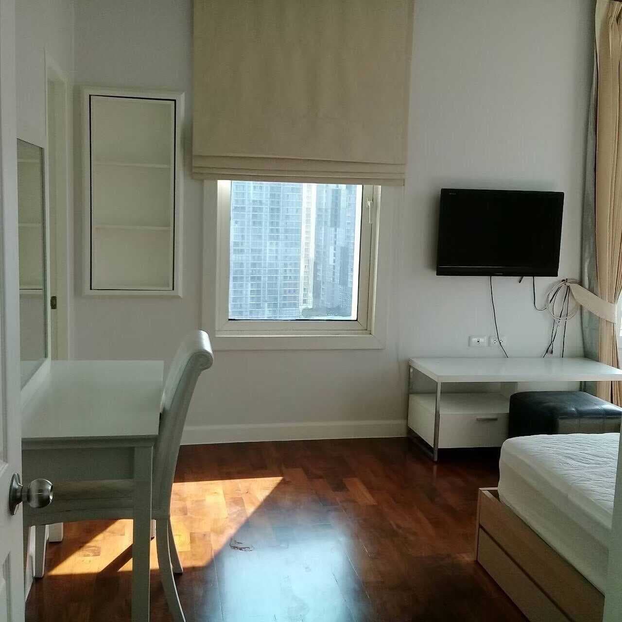 12734 – 152_living_room.jpg