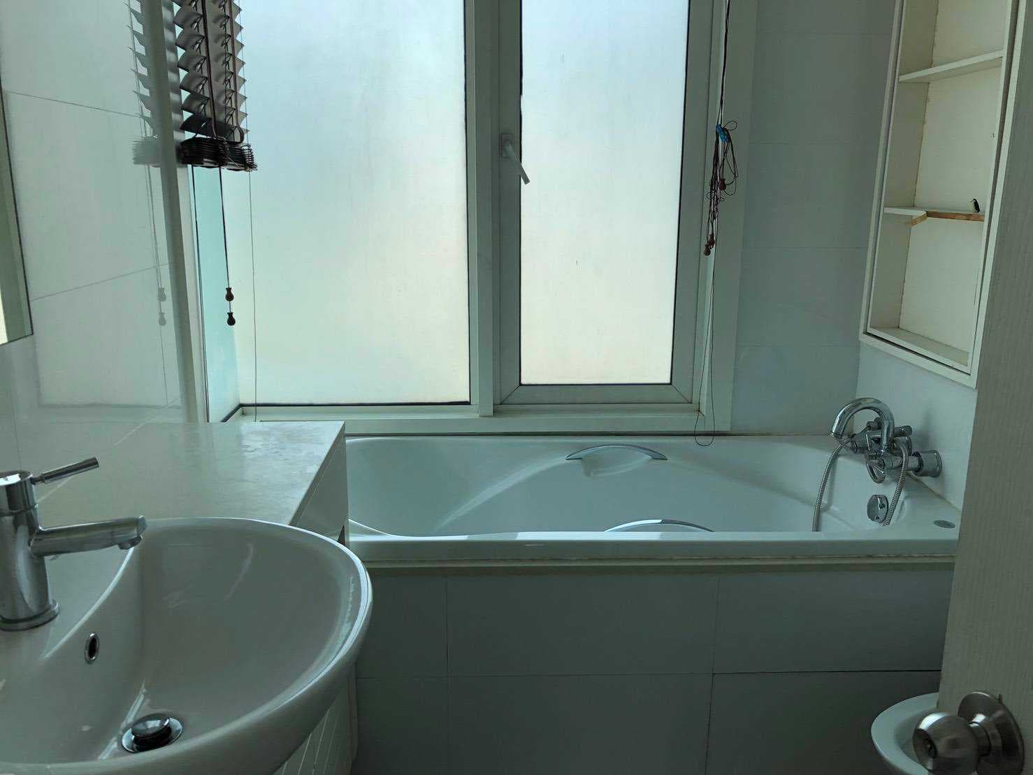 12741 – 309_bathroom.jpg