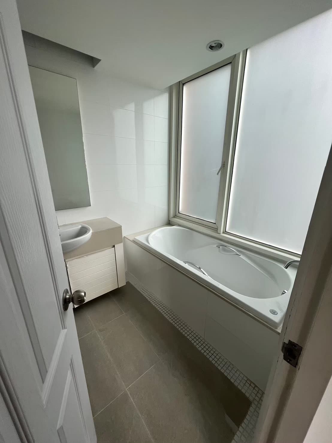 12743 – 339_bathroom.jpg