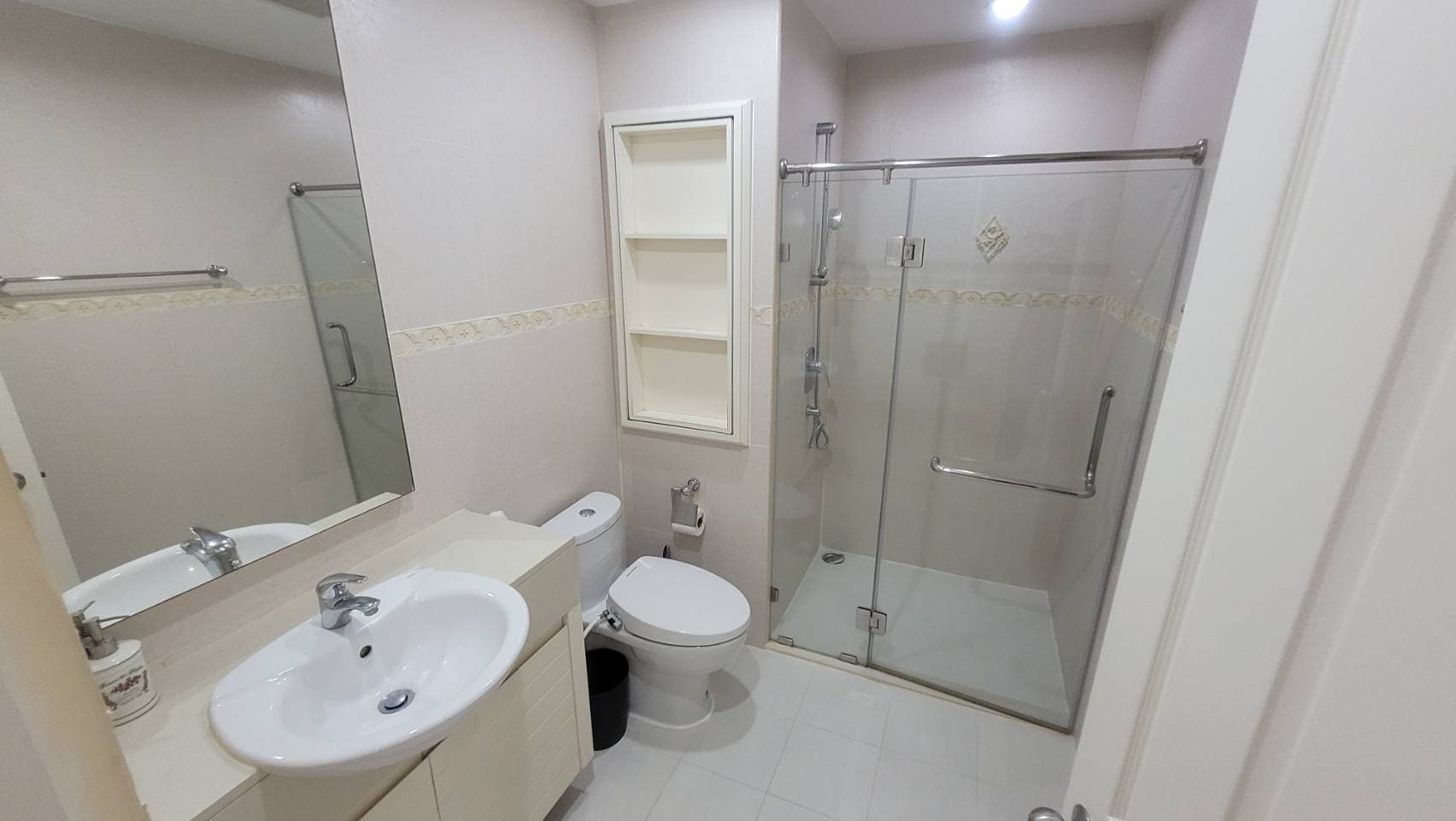 12759 – 302_bathroom.jpg