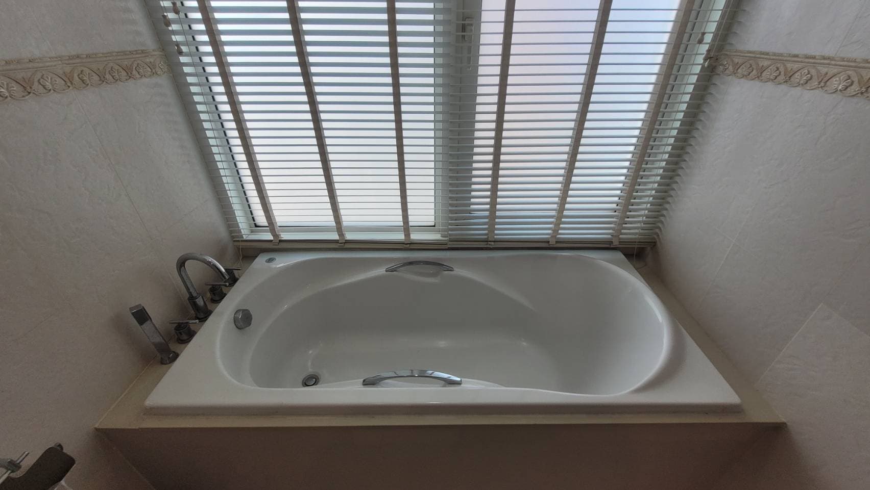 12759 – 349_bathroom.jpg